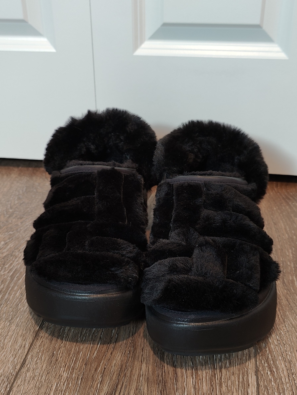CROCS Women's Black Faux-Fur Stomp Quilted Clogs.